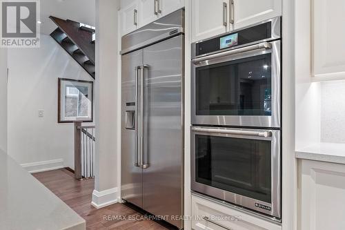 24 Cayuga Avenue, Mississauga, ON - Indoor Photo Showing Kitchen