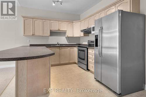 23 - 5595 Drummond Road, Niagara Falls (Hospital), ON - Indoor Photo Showing Kitchen With Double Sink