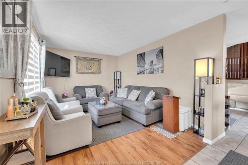 1812 Vicky Circle, Windsor, ON - Indoor Photo Showing Living Room