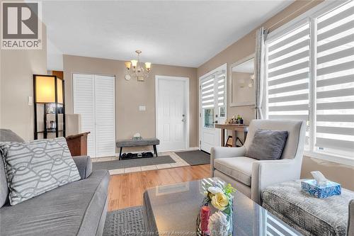 1812 Vicky Circle, Windsor, ON - Indoor Photo Showing Living Room