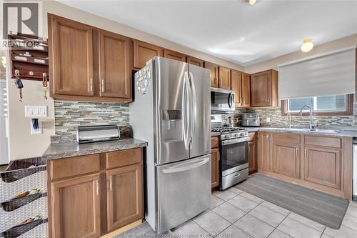 1812 Vicky Circle, Windsor, ON - Indoor Photo Showing Kitchen With Double Sink