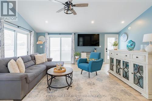 550 Second Avenue, Tay, ON - Indoor Photo Showing Living Room