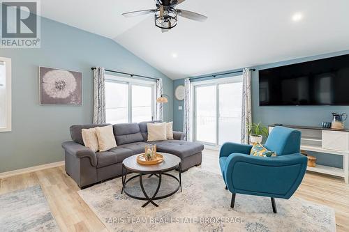 550 Second Avenue, Tay, ON - Indoor Photo Showing Living Room