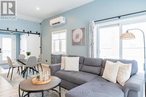 550 Second Avenue, Tay, ON - Indoor Photo Showing Living Room