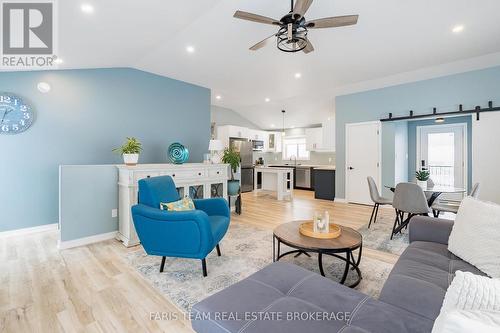 550 Second Avenue, Tay, ON - Indoor Photo Showing Living Room
