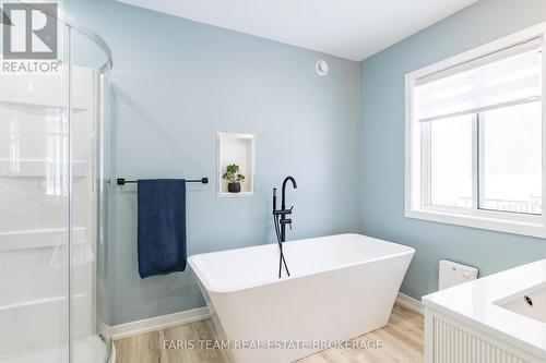 550 Second Avenue, Tay, ON - Indoor Photo Showing Bathroom