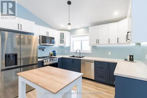 550 Second Avenue, Tay, ON - Indoor Photo Showing Kitchen With Upgraded Kitchen
