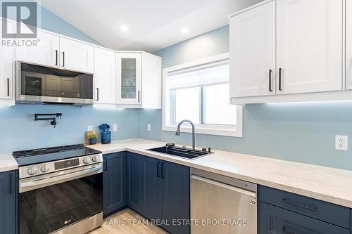 550 Second Avenue, Tay, ON - Indoor Photo Showing Kitchen With Upgraded Kitchen