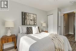 Well-sized bedroom - 