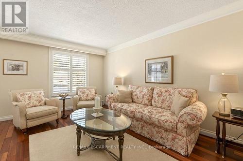 4017 Kingston Court, Burlington, ON - Indoor Photo Showing Living Room