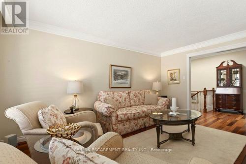 4017 Kingston Court, Burlington, ON - Indoor Photo Showing Living Room