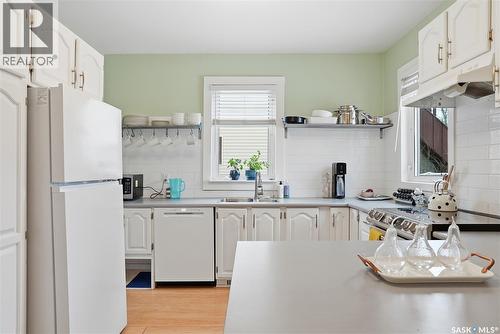 923 7Th Avenue N, Saskatoon, SK - Indoor Photo Showing Kitchen With Double Sink