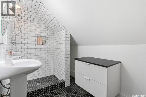 923 7Th Avenue N, Saskatoon, SK - Indoor Photo Showing Bathroom