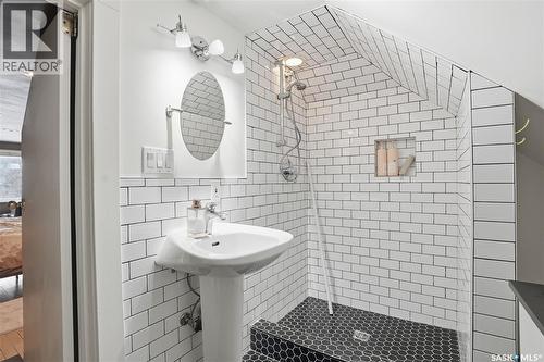 923 7Th Avenue N, Saskatoon, SK - Indoor Photo Showing Bathroom