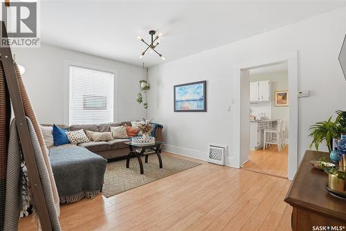 923 7Th Avenue N, Saskatoon, SK - Indoor Photo Showing Living Room