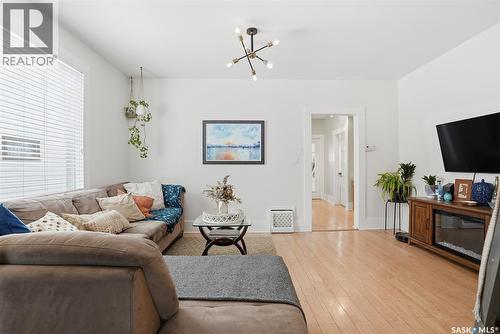 923 7Th Avenue N, Saskatoon, SK - Indoor Photo Showing Living Room