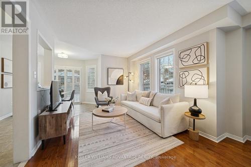 90 Collis Drive, Aurora, ON - Indoor Photo Showing Living Room