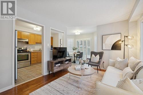 90 Collis Drive, Aurora, ON - Indoor Photo Showing Living Room