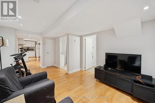90 Collis Drive, Aurora, ON - Indoor Photo Showing Living Room
