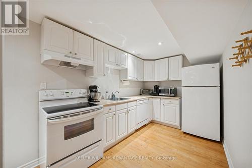 90 Collis Drive, Aurora, ON - Indoor Photo Showing Kitchen