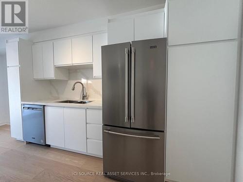 851 Sweetwater Crescent, Mississauga, ON - Indoor Photo Showing Kitchen With Double Sink
