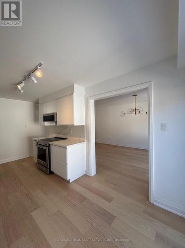 851 Sweetwater Crescent, Mississauga, ON - Indoor Photo Showing Kitchen