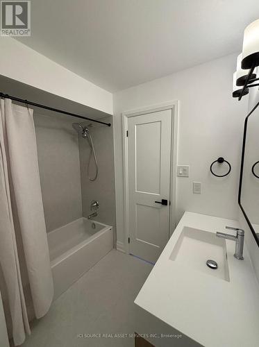 851 Sweetwater Crescent, Mississauga, ON - Indoor Photo Showing Bathroom