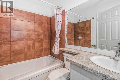 Main Floor Full washroom - 39 Bermuda Drive, Calgary, AB - Indoor Photo Showing Bathroom