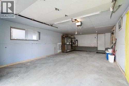 39 Bermuda Drive, Calgary, AB - Indoor Photo Showing Garage