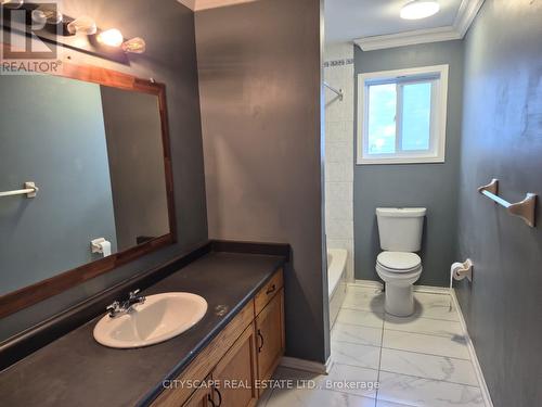 4pc Bathroom - 60 Castlewood Place, Cambridge, ON - Indoor Photo Showing Bathroom