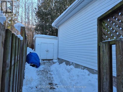 Side yard - 60 Castlewood Place, Cambridge, ON - Outdoor