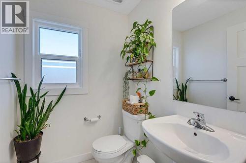 145 Lucas Crescent Nw, Calgary, AB - Indoor Photo Showing Bathroom