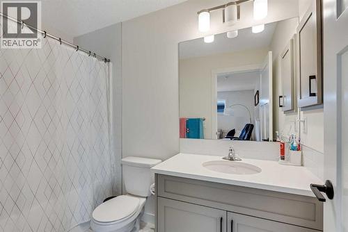 145 Lucas Crescent Nw, Calgary, AB - Indoor Photo Showing Bathroom
