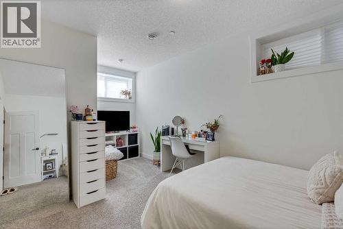 145 Lucas Crescent Nw, Calgary, AB - Indoor Photo Showing Bedroom