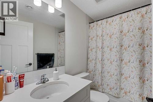 145 Lucas Crescent Nw, Calgary, AB - Indoor Photo Showing Bathroom