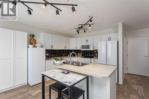 4, 20 Jacobs Close, Red Deer, AB - Indoor Photo Showing Kitchen With Double Sink