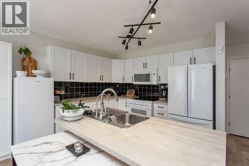 4, 20 Jacobs Close, Red Deer, AB - Indoor Photo Showing Kitchen With Double Sink
