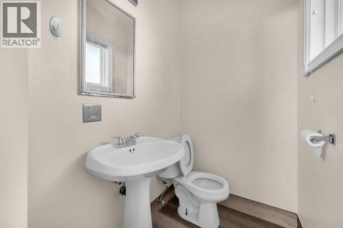 1527 52 Street Se, Calgary, AB - Indoor Photo Showing Bathroom