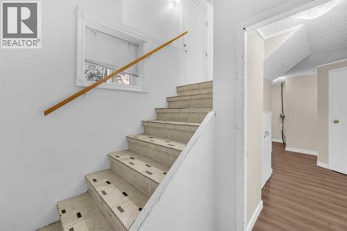 1527 52 Street Se, Calgary, AB - Indoor Photo Showing Other Room