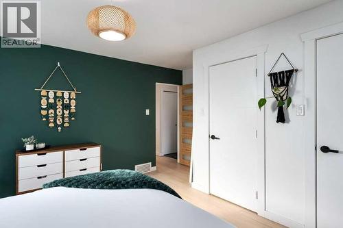 10219 Maplebrook Place Se, Calgary, AB - Indoor Photo Showing Bedroom