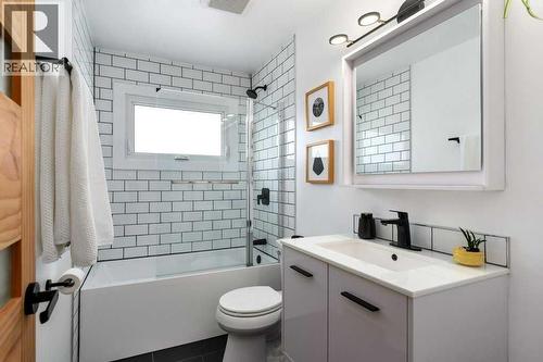 10219 Maplebrook Place Se, Calgary, AB - Indoor Photo Showing Bathroom