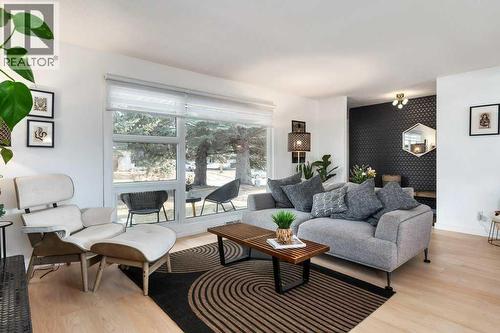 10219 Maplebrook Place Se, Calgary, AB - Indoor Photo Showing Living Room