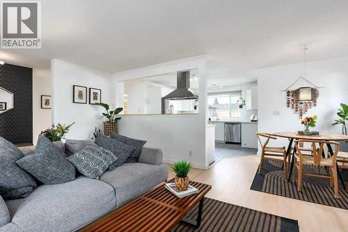 10219 Maplebrook Place Se, Calgary, AB - Indoor Photo Showing Living Room