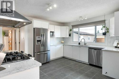 10219 Maplebrook Place Se, Calgary, AB - Indoor Photo Showing Kitchen