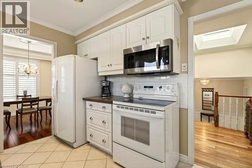 4017 Kingston Court, Burlington, ON - Indoor Photo Showing Kitchen