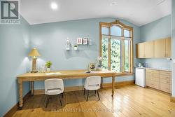 Bar area with running water - 