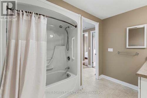Easy to clean combo shower/tub - 301 - 511 Gainsborough Road, London North (North F), ON - Indoor Photo Showing Bathroom