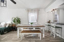 Spacious dining room - 