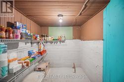 Cantina/Cold room with built-in shelves - 