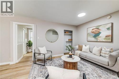 1331 King Street E, Cambridge, ON - Indoor Photo Showing Living Room